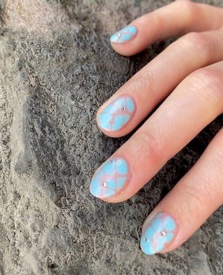 @buffcs baby blue floral nail art