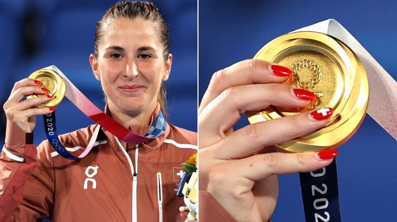 Belinda Bencic holding gold medal