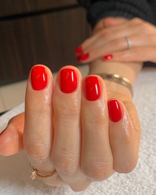 @raelondonnails red manicure