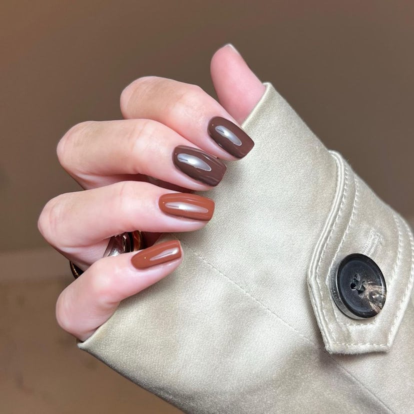 Two-toned brown nails are perfect for Virgo season 2024.