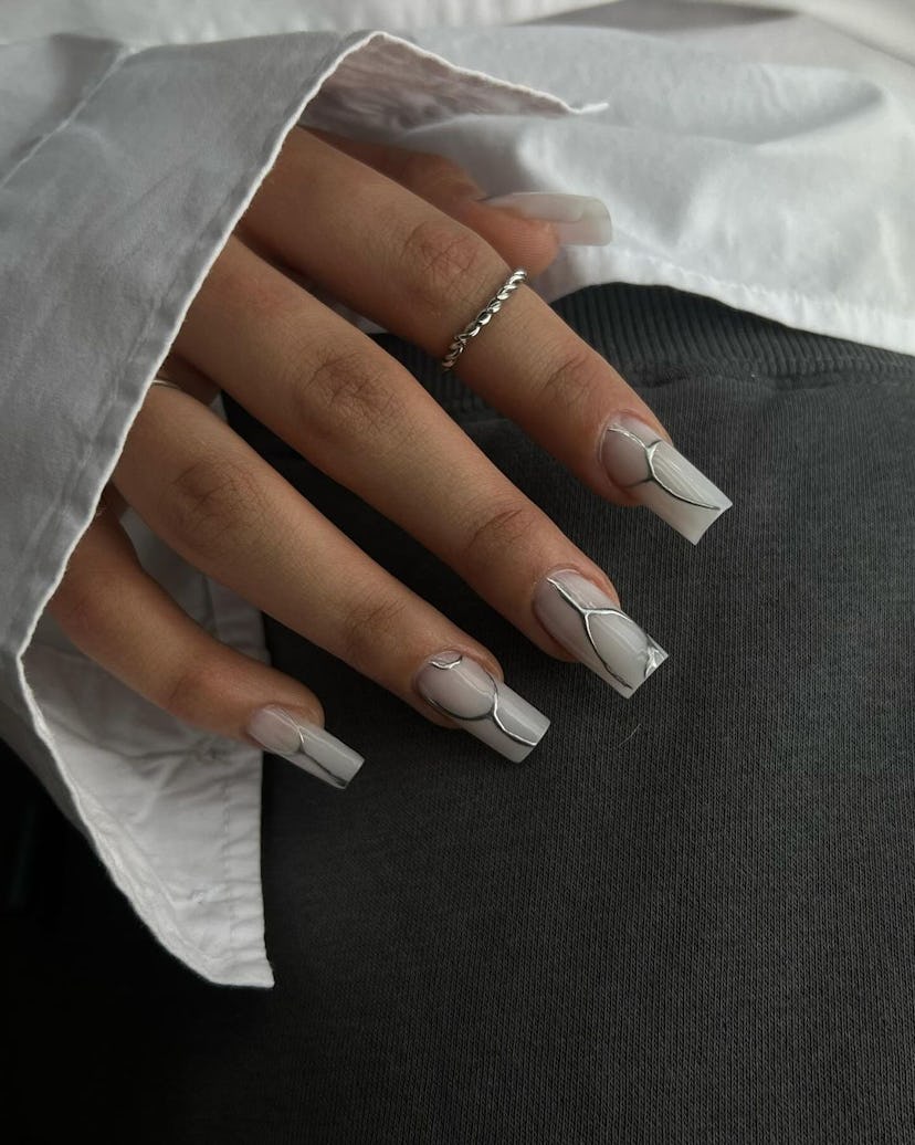 Minimal 3D silver chrome-lined nails are perfect for Virgo season 2024.