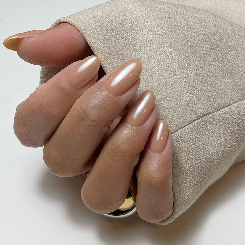 Caramel latte-colored chrome nails are perfect for Virgo season 2024.