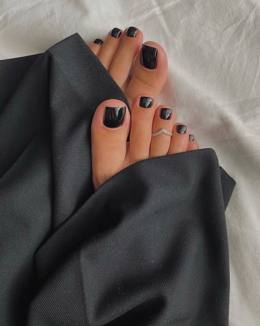 Black pedicures are on-trend for fall 2024.