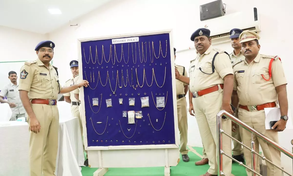 SP Krishnakanth displaying recovered gold ornaments before the media in Nellore on Sunday