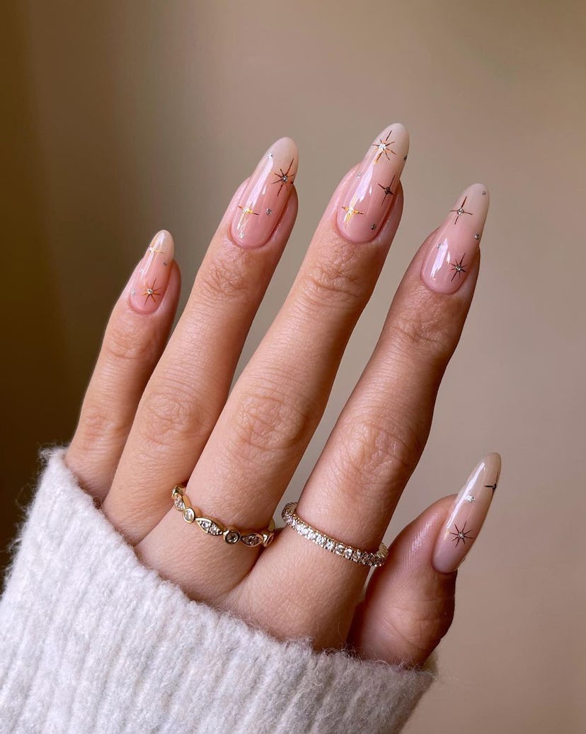 Simple nails with celestial stars are perfect for Libra season 2024.