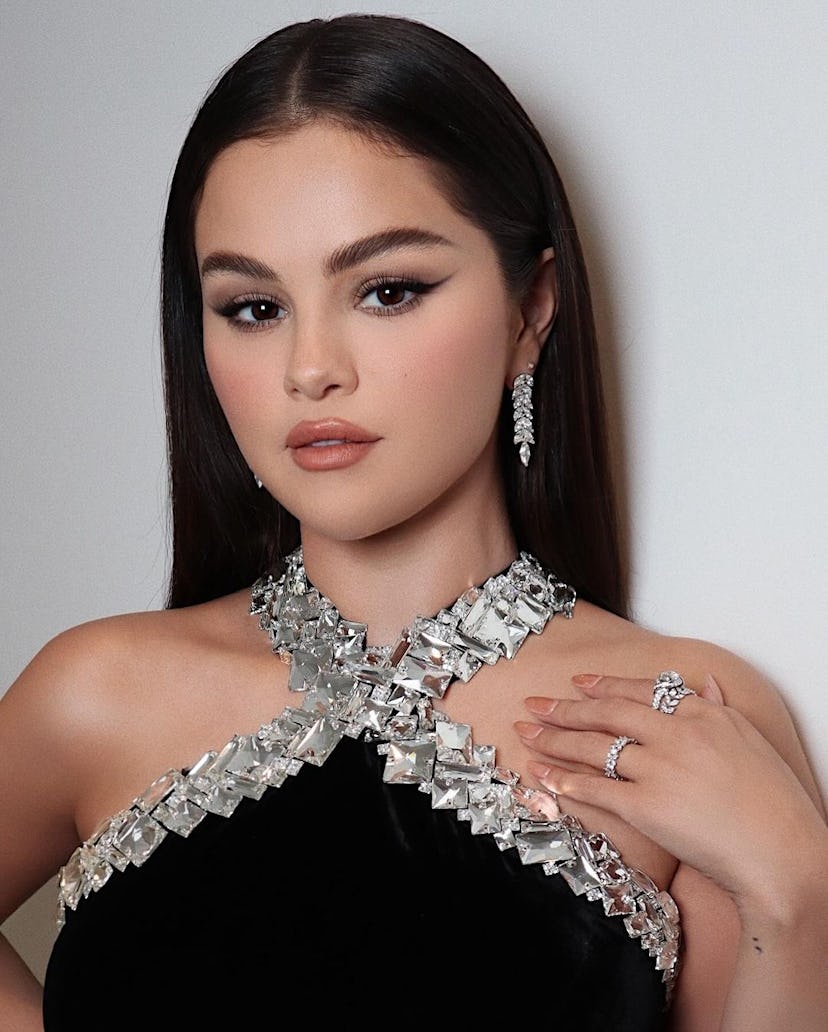 Selena Gomez wore apricot nail polish to the 2024 Emmy Awards.