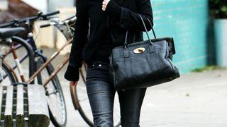 kate moss carrying mulberry bayswater