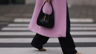 person wearing gucci jackie bag