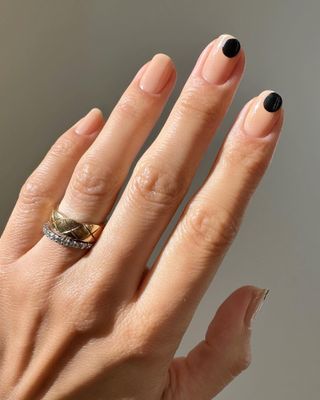 @betina_goldstein black nail art