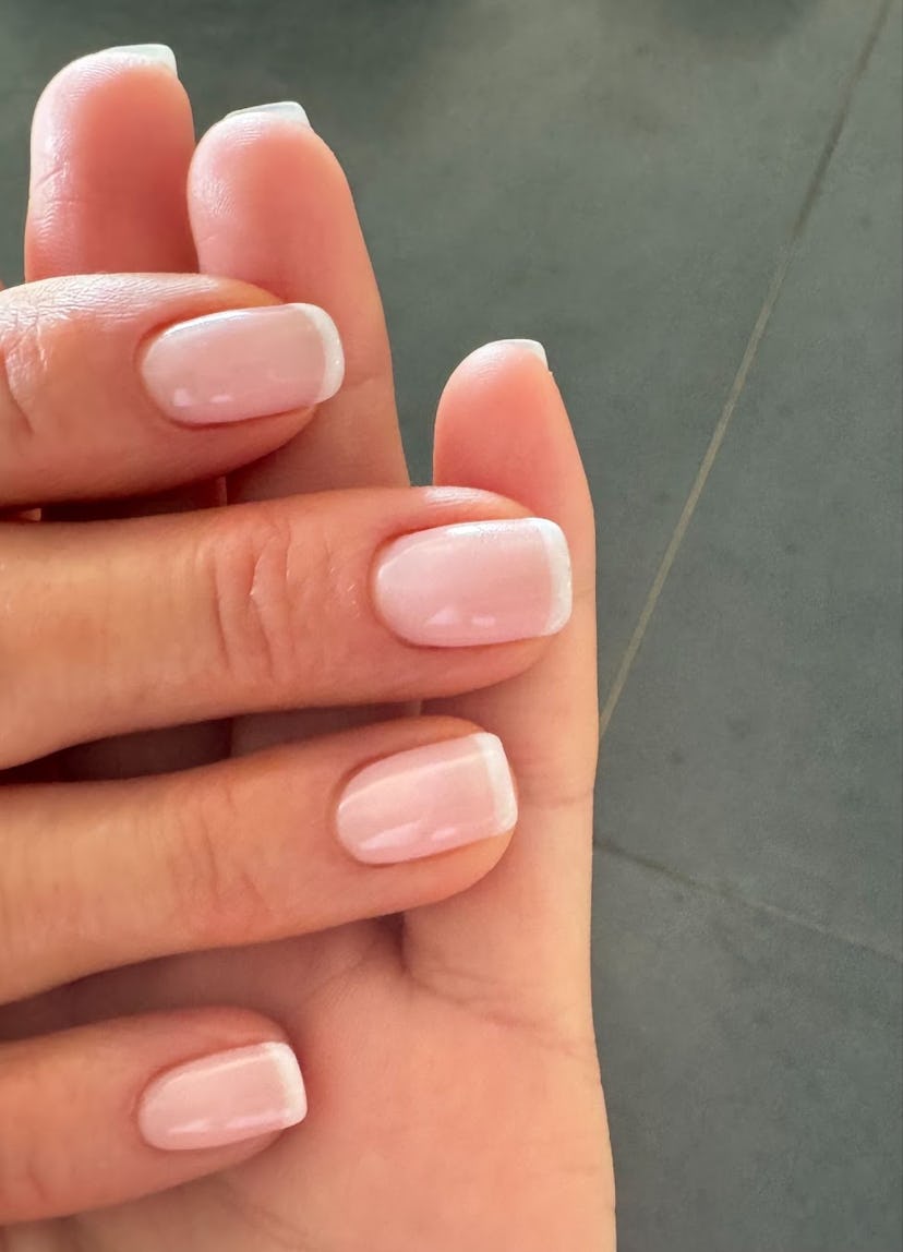 Jennifer Aniston wore classic French tip nails to the 2024 Emmy Awards.