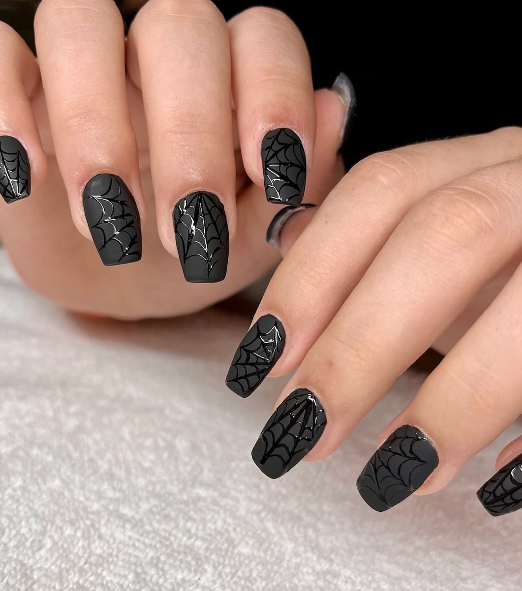 Classic black trendy-nail-art-designs-for-fall