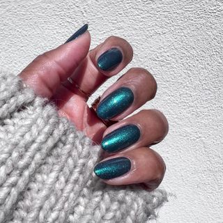 @themaniclub green metallic nails