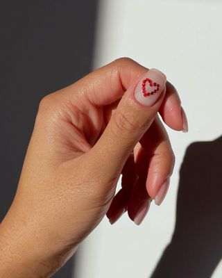 @iramshelton 3D heart nail art