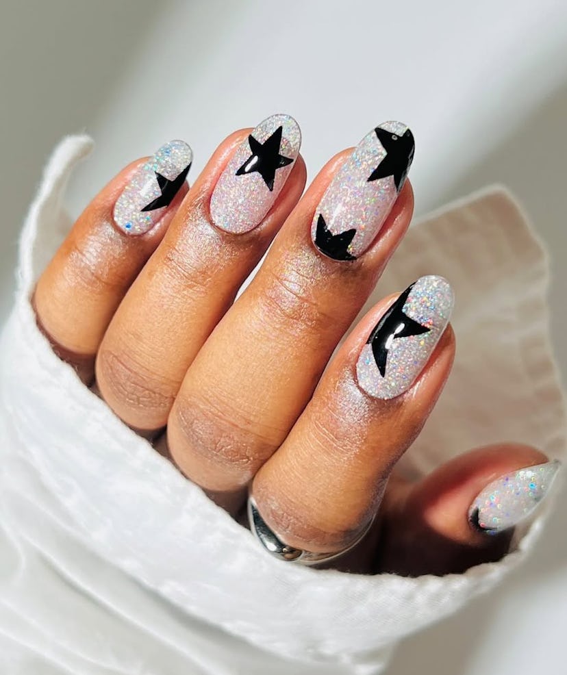 Find the perfect Christmas nail art design for your zodiac sign.