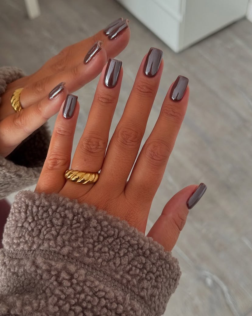 Try dark chocolate chrome nails for Capricorn season 2025.