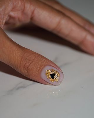 @iramshelton gold nail art