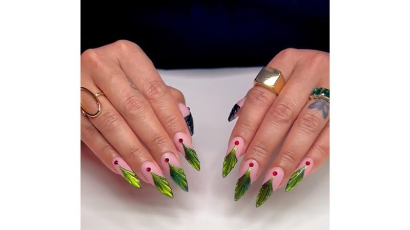 @courtneycantwell_nails holiday nails 