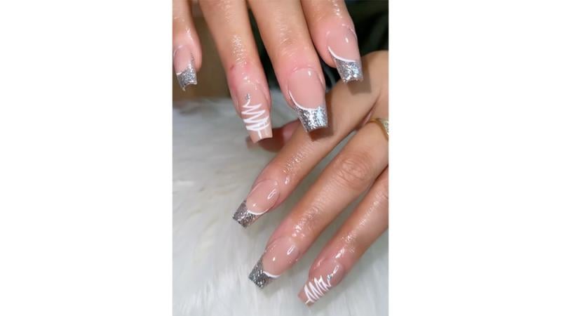 @lovelynailspot winter holiday nails