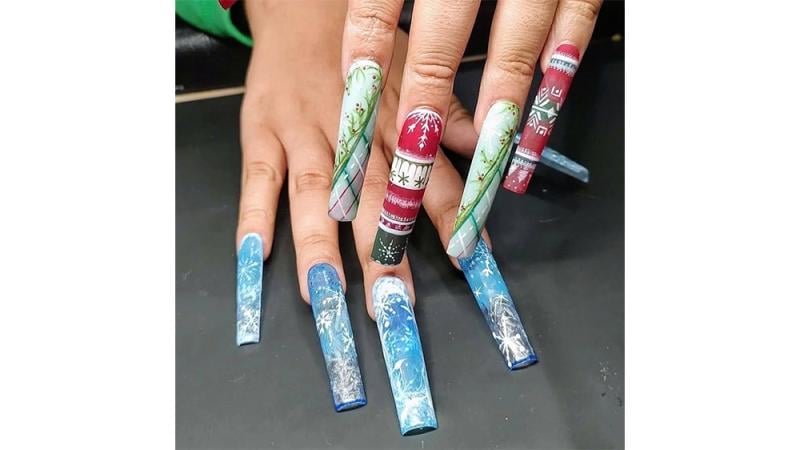 @naild.to.perfection festive holiday nails