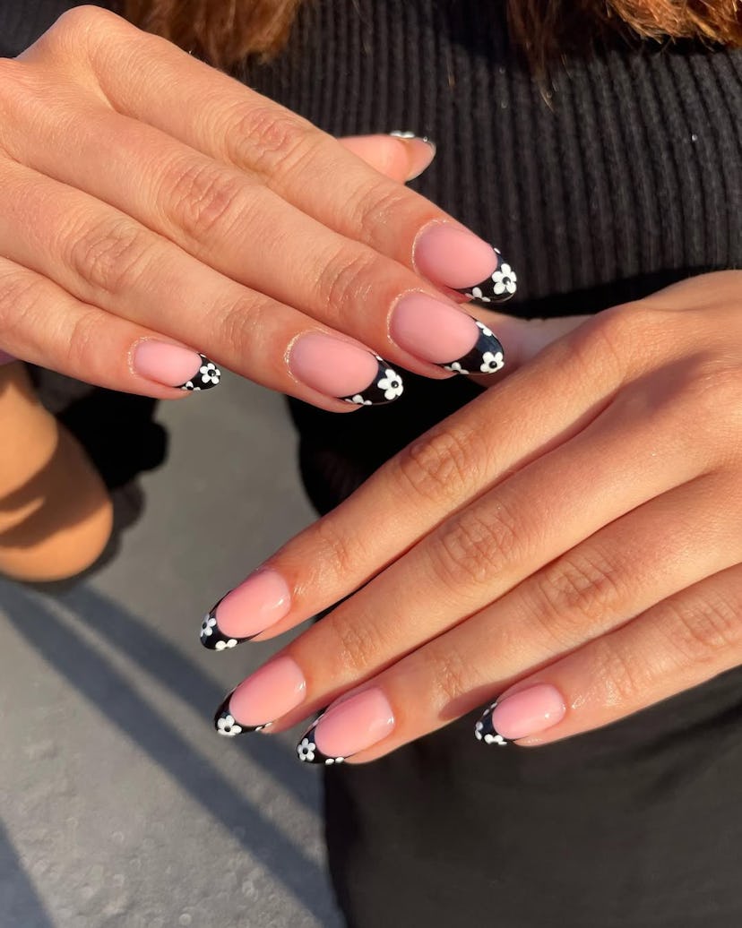 Daisy nail art designs match the 1960s aesthetic.