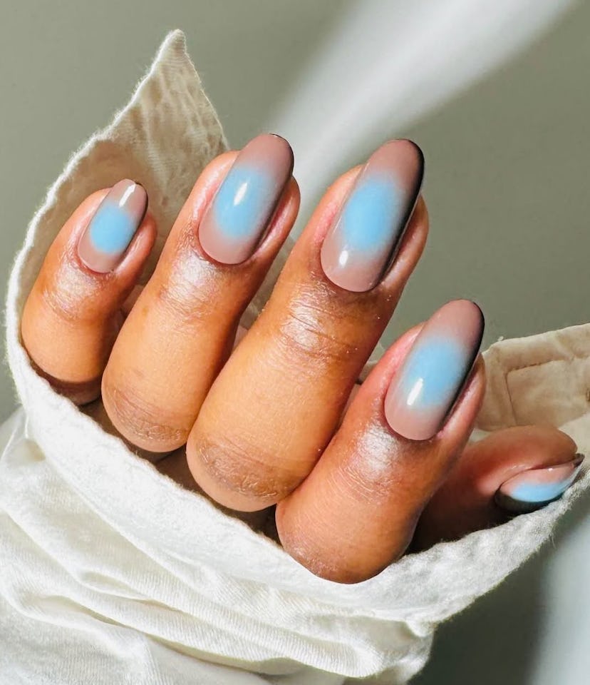 Baby blue aura nails match the 1960s aesthetic.