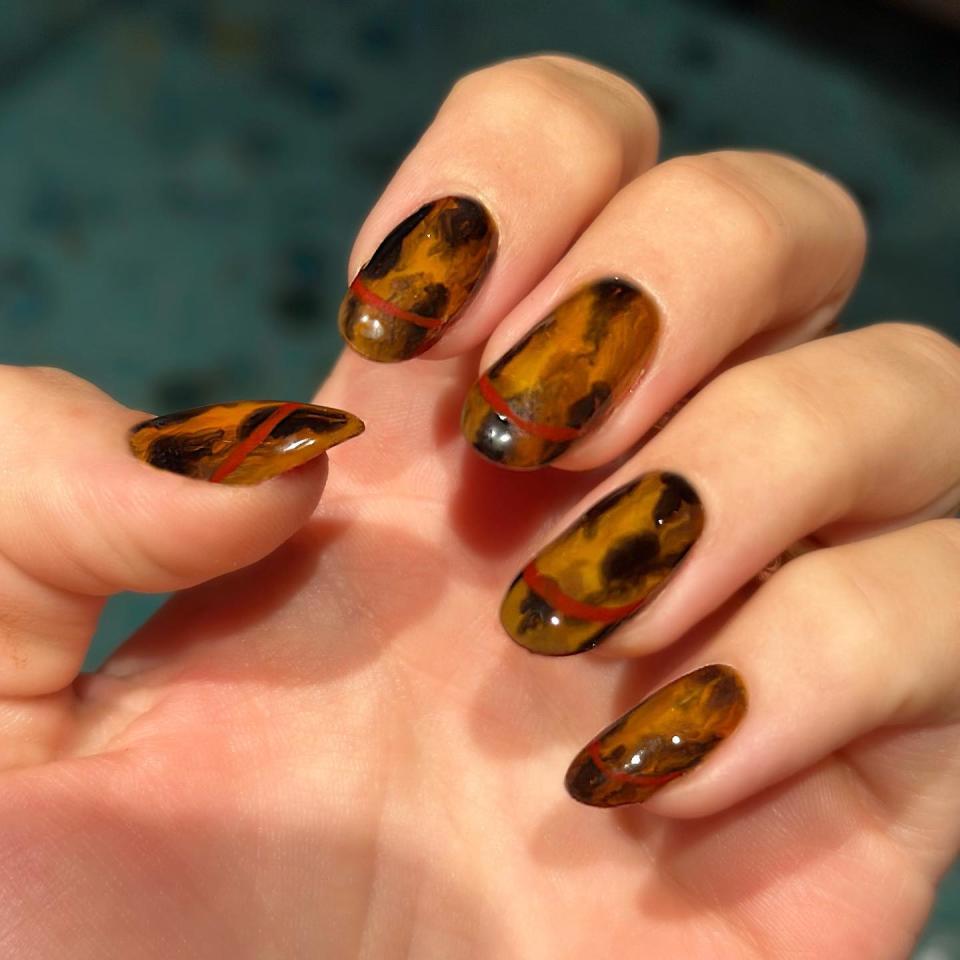  Ella Gerstein created tortoise shell nails on Blake Lively. 