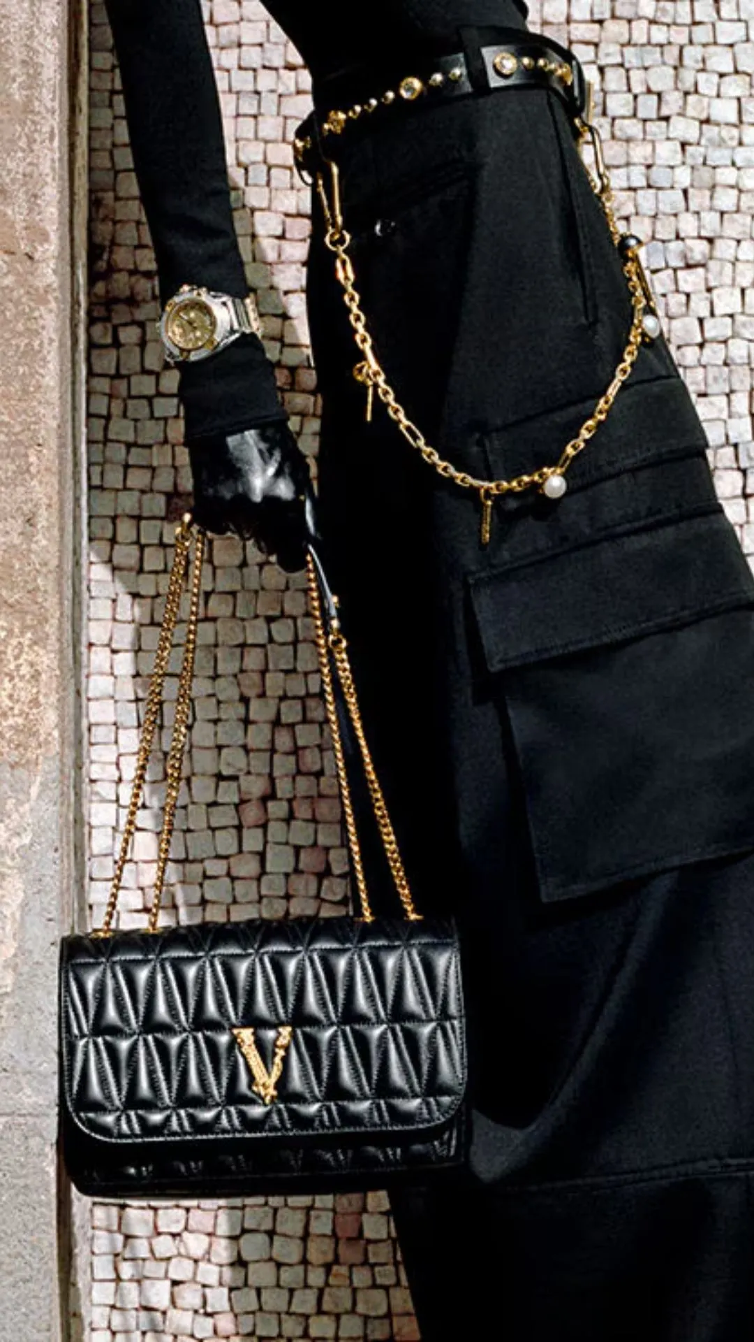 Versace Virtus Shoulder Bag is elegant and sophisticated. It features the signature Barocco V emblem and luxe quilted leather.