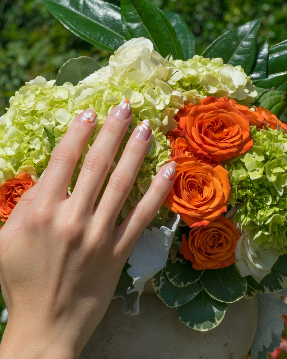 daisy nails