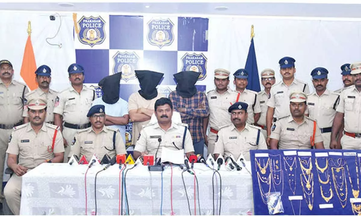 Burglars gang held, booty worth Rs 85 lakh recovered Burglars gang held, booty worth Rs 85 lakh recovered